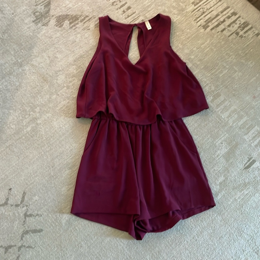Small boutique Maroon romper with pockets!!